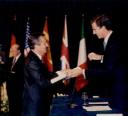 Su Alteza Real el Príncipe de Asturias entrega a D. Adolfo Suárez el Premio Príncipe de Asturias de la concordia 1996